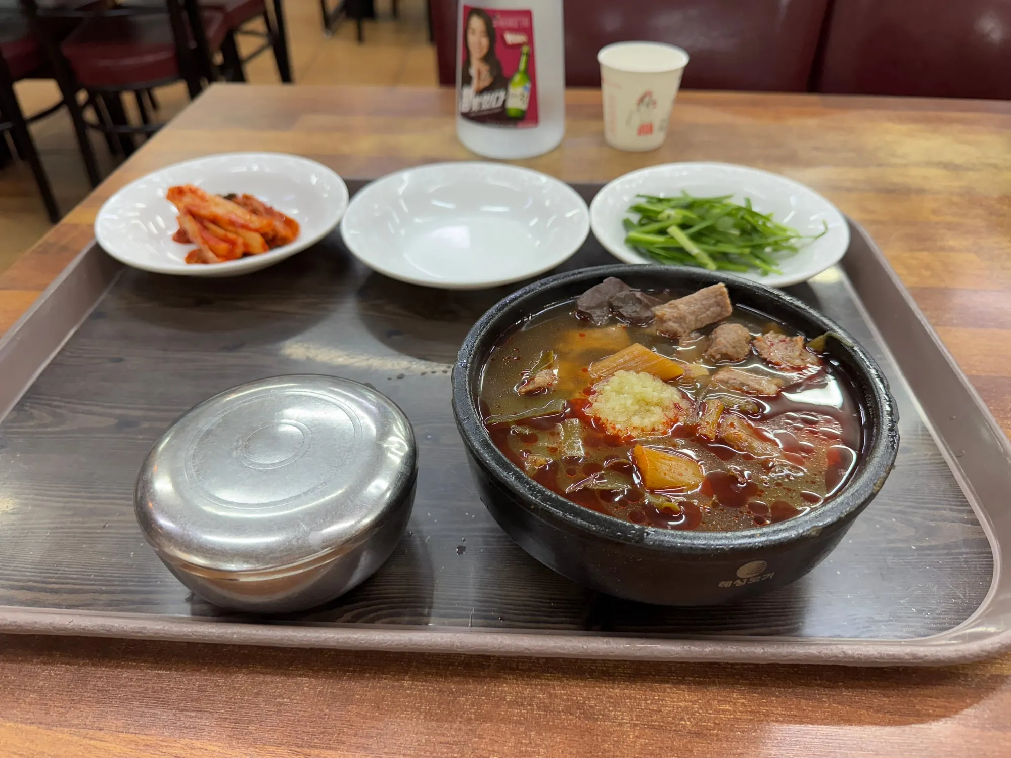 국일따로국밥의 상징적인 붉은 국물과 다진 마늘