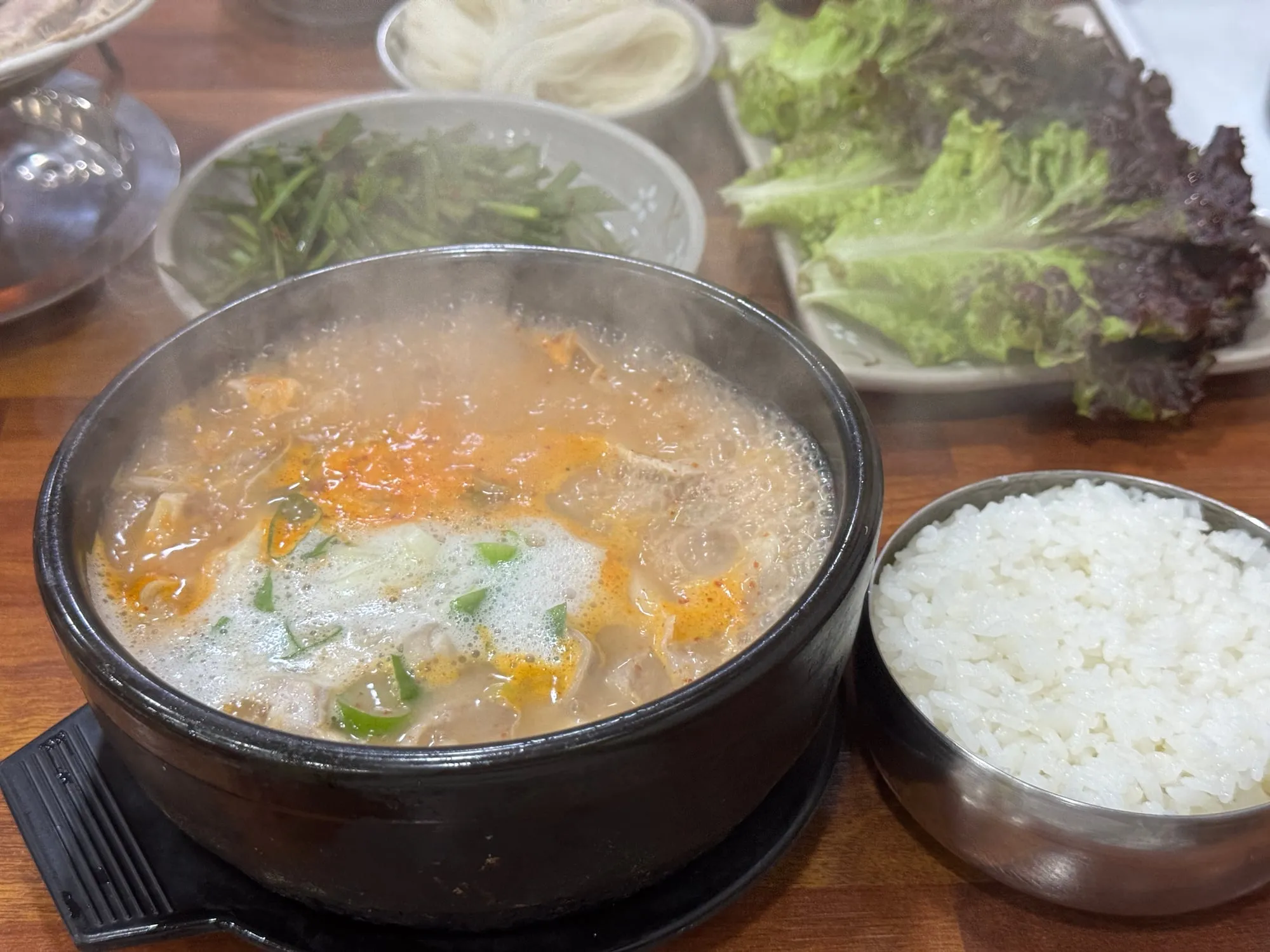 뚝배기 국밥과 공깃밥, 부추무침이 차려진 상차림