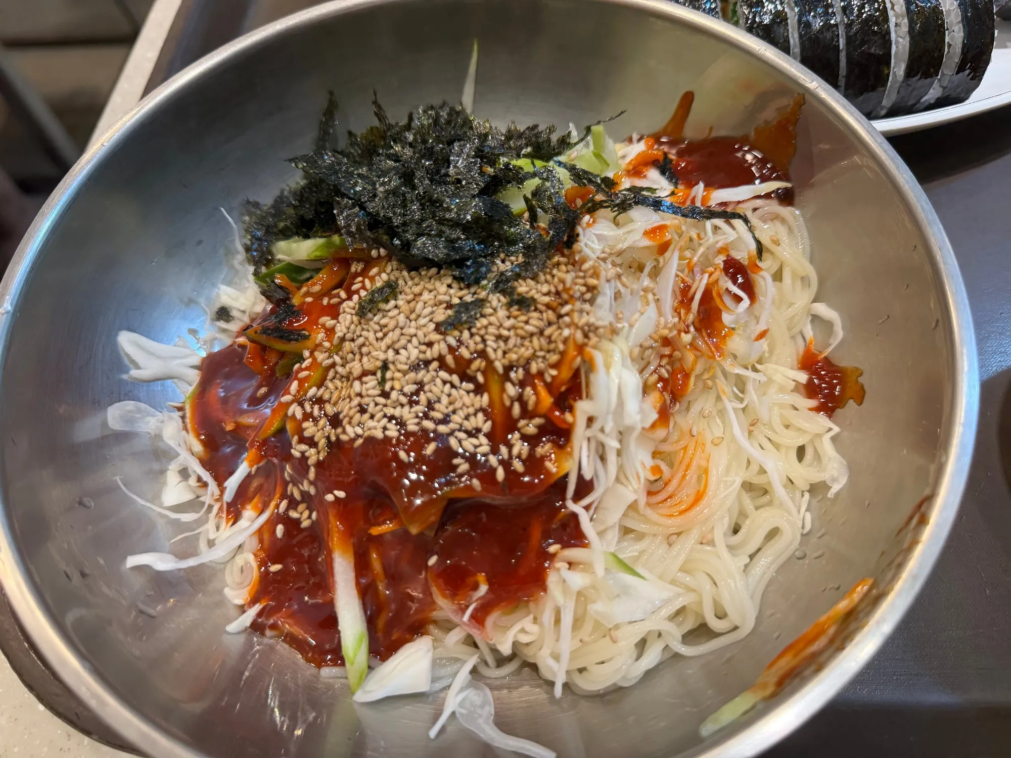 새콤달콤한 비빔냉면