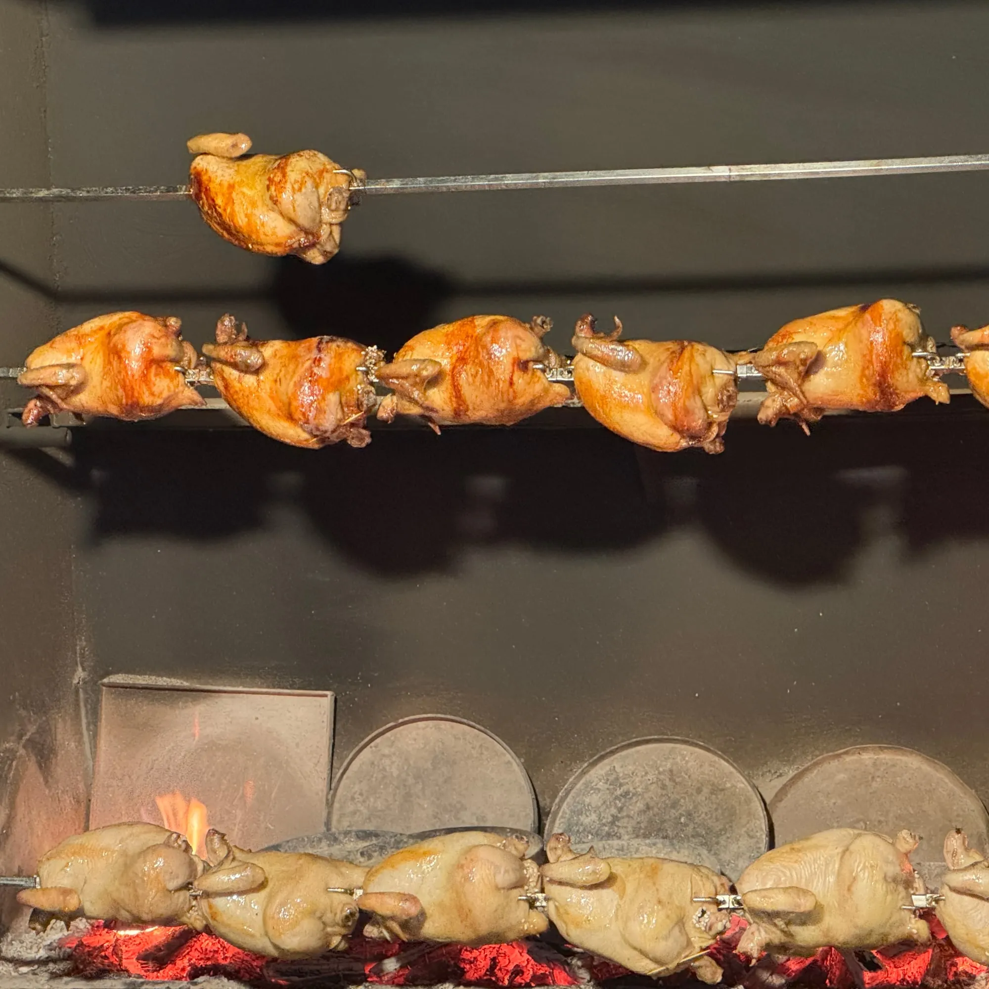 장작 오븐에서 구워지는 통닭