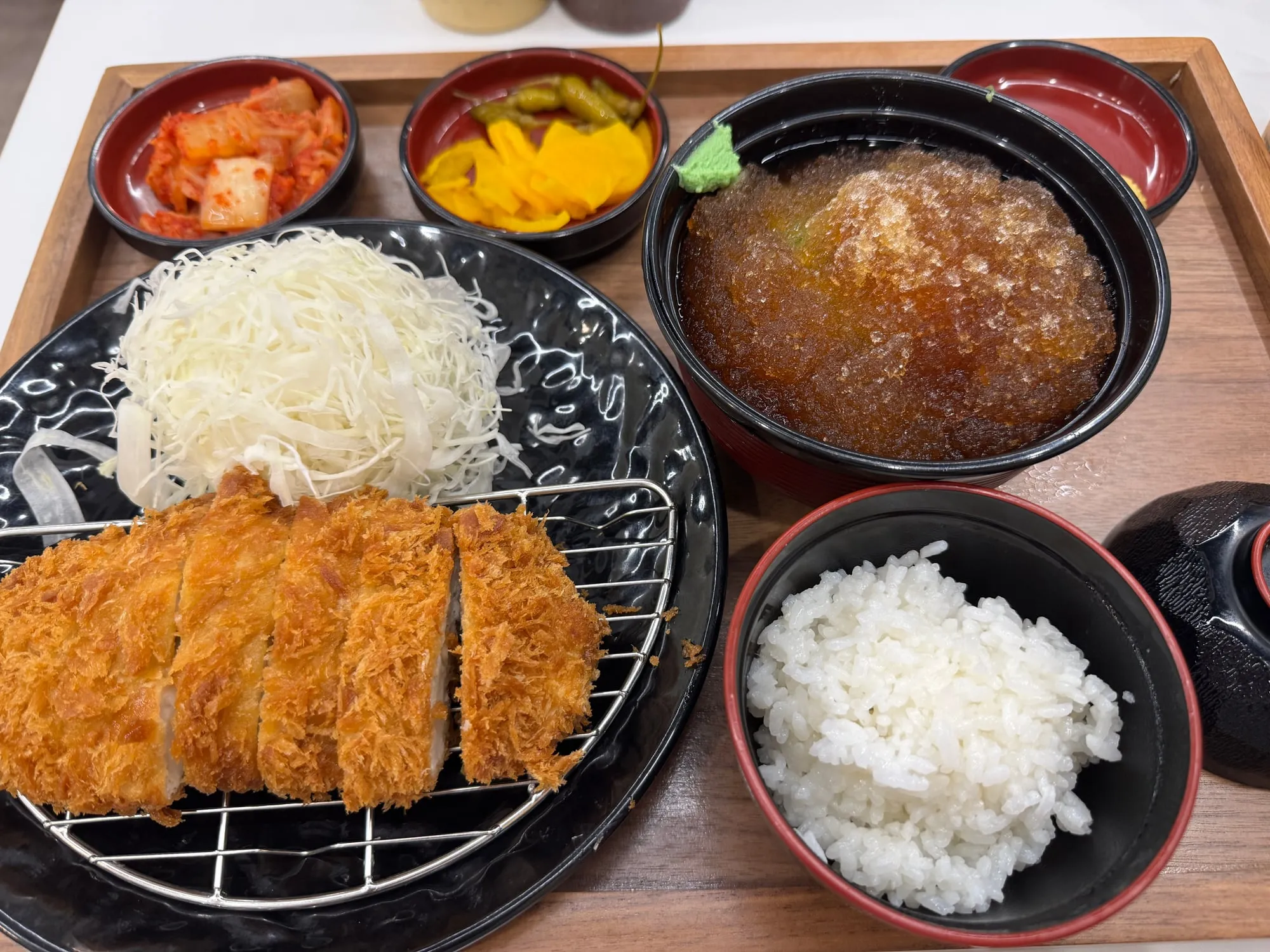 바삭한 카츠와 살얼음 냉모밀이 같이 나오는 정식