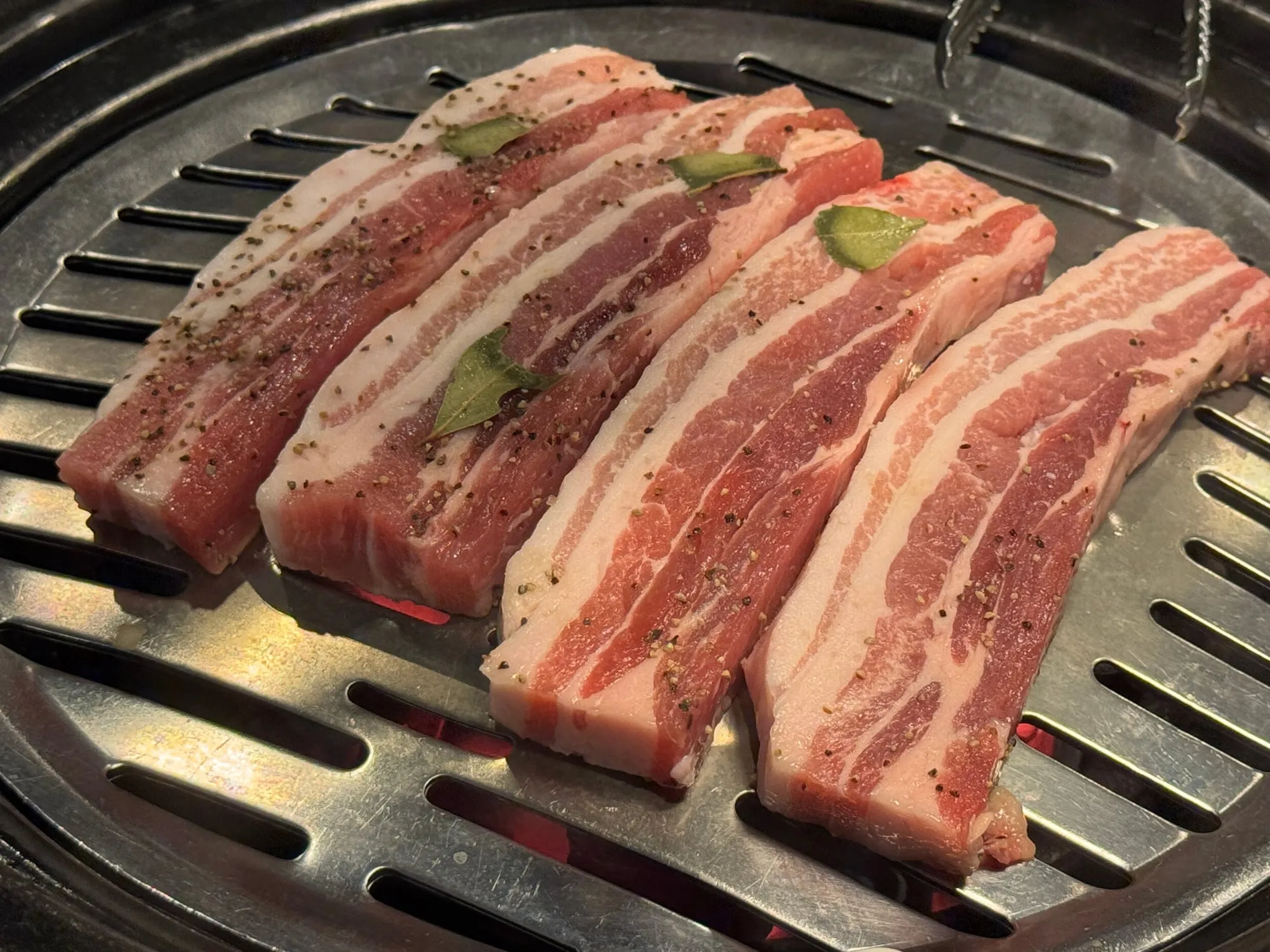 불판 위에 올린 두툼한 삼겹살