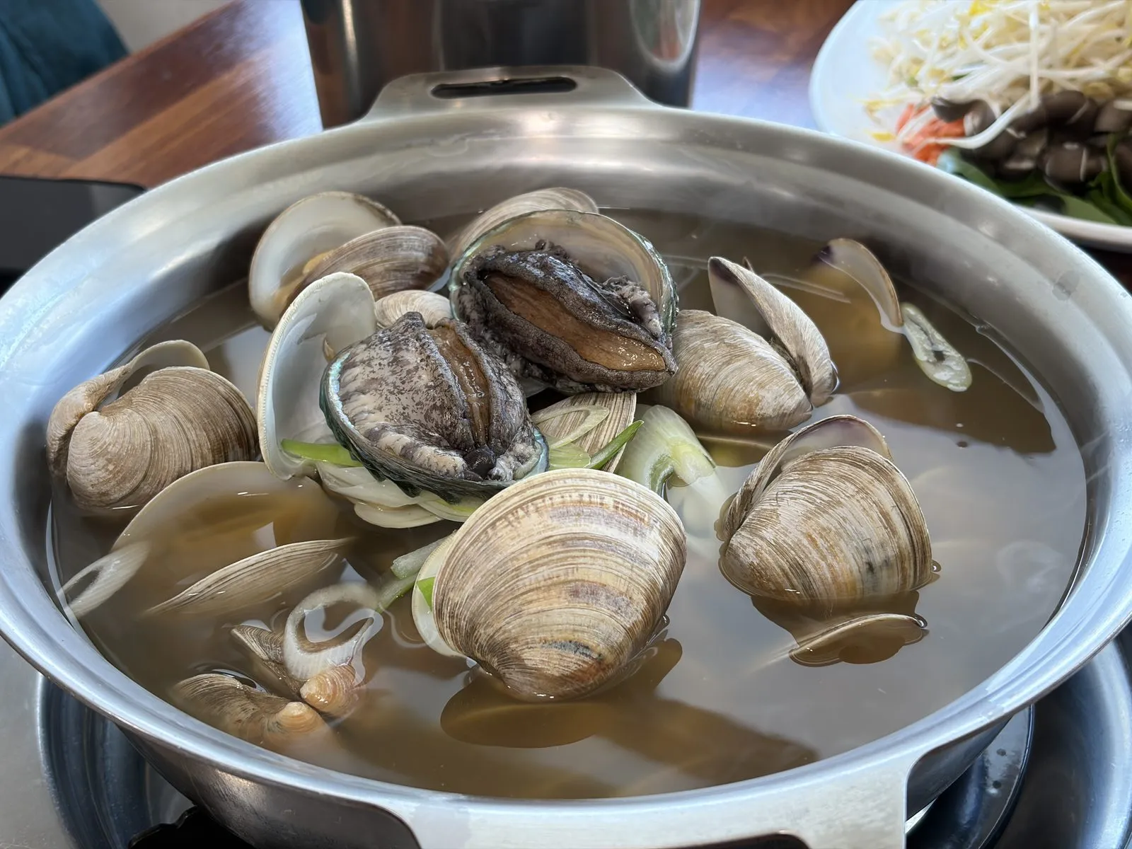 활백합이 가득 올라간 칼국수 냄비