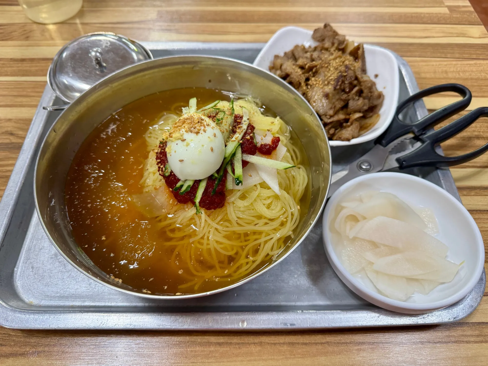 살얼음 밀면과 불고기 세트 차림