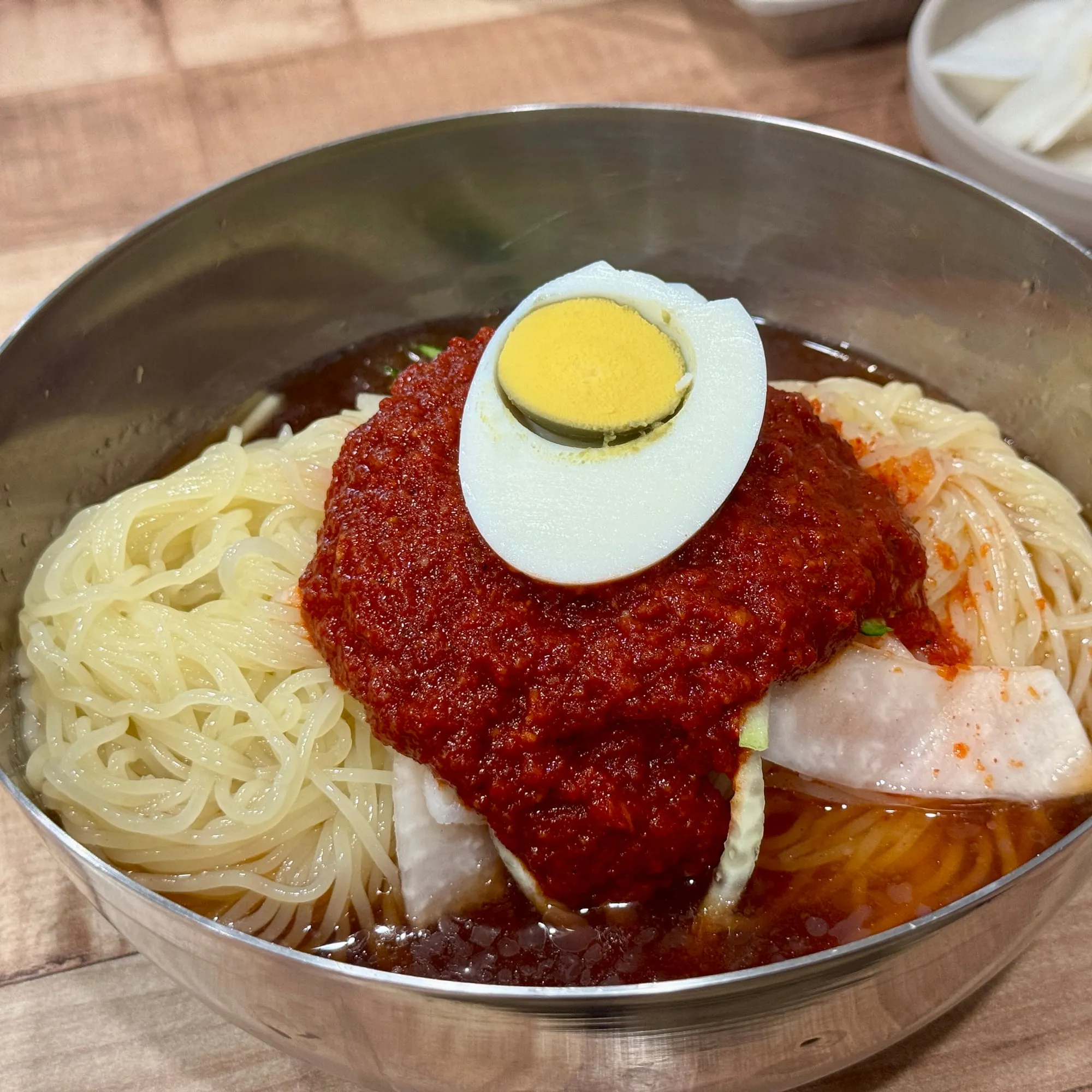 매콤한 비빔밀면 한 그릇
