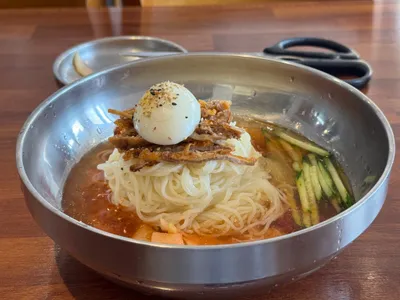 영도 빨간등대밀면 - 육전 올린 진주식 밀면