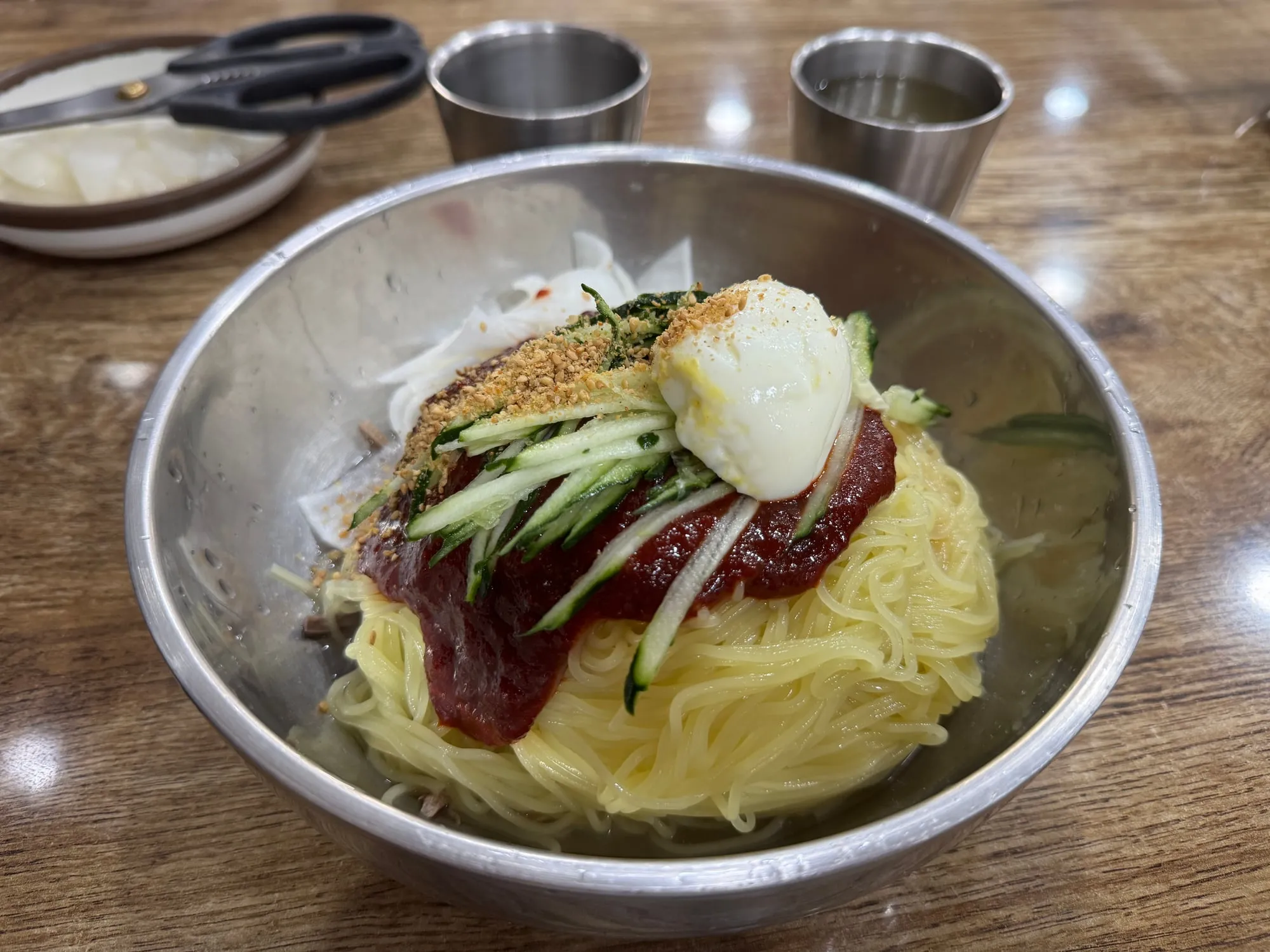 매콤한 양념의 비빔밀면과 삶은 달걀, 오이채