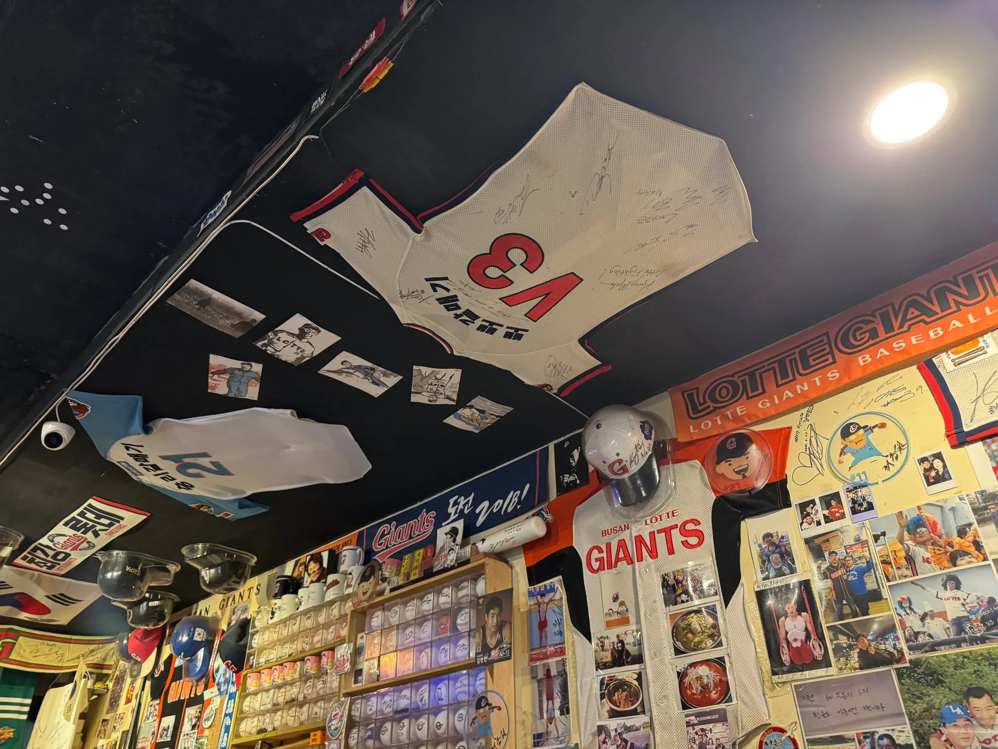 롯데 자이언츠 유니폼과 사인볼로 가득한 가게 내부