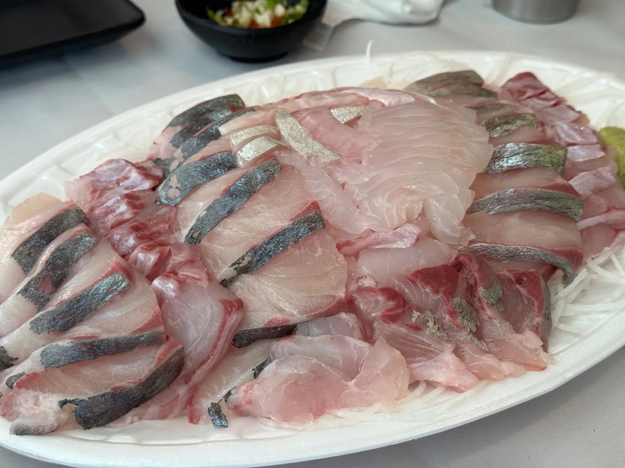 신선함이 살아있는 모듬회 한 접시