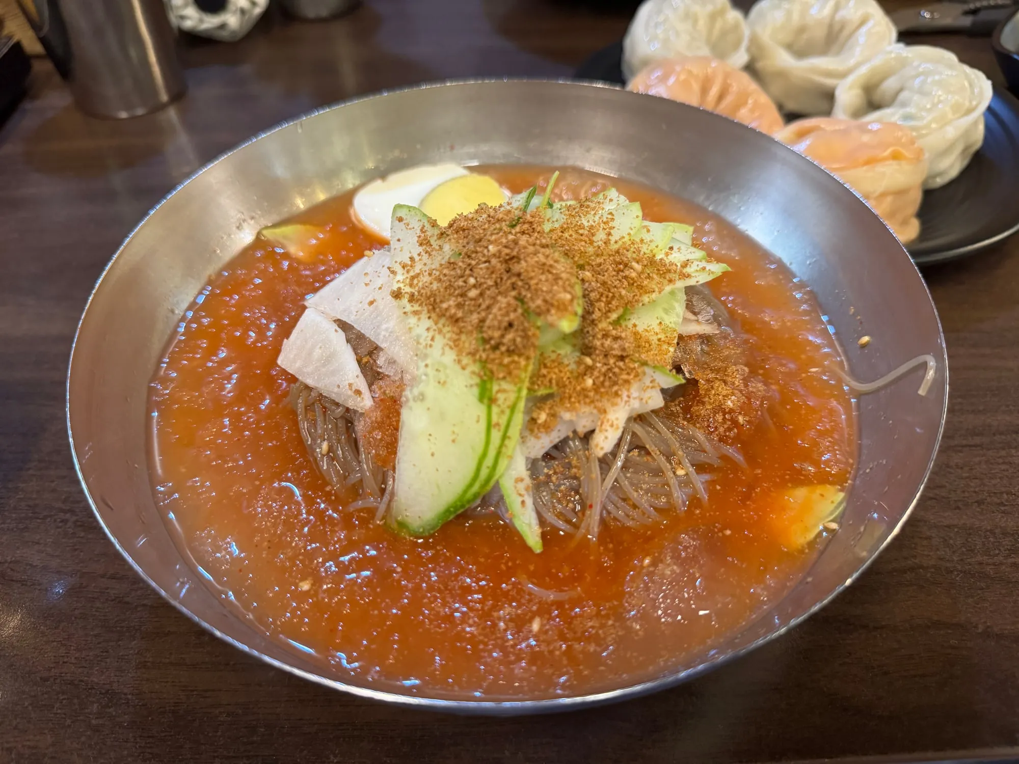 살얼음 동동 띄운 얼큰 물냉면