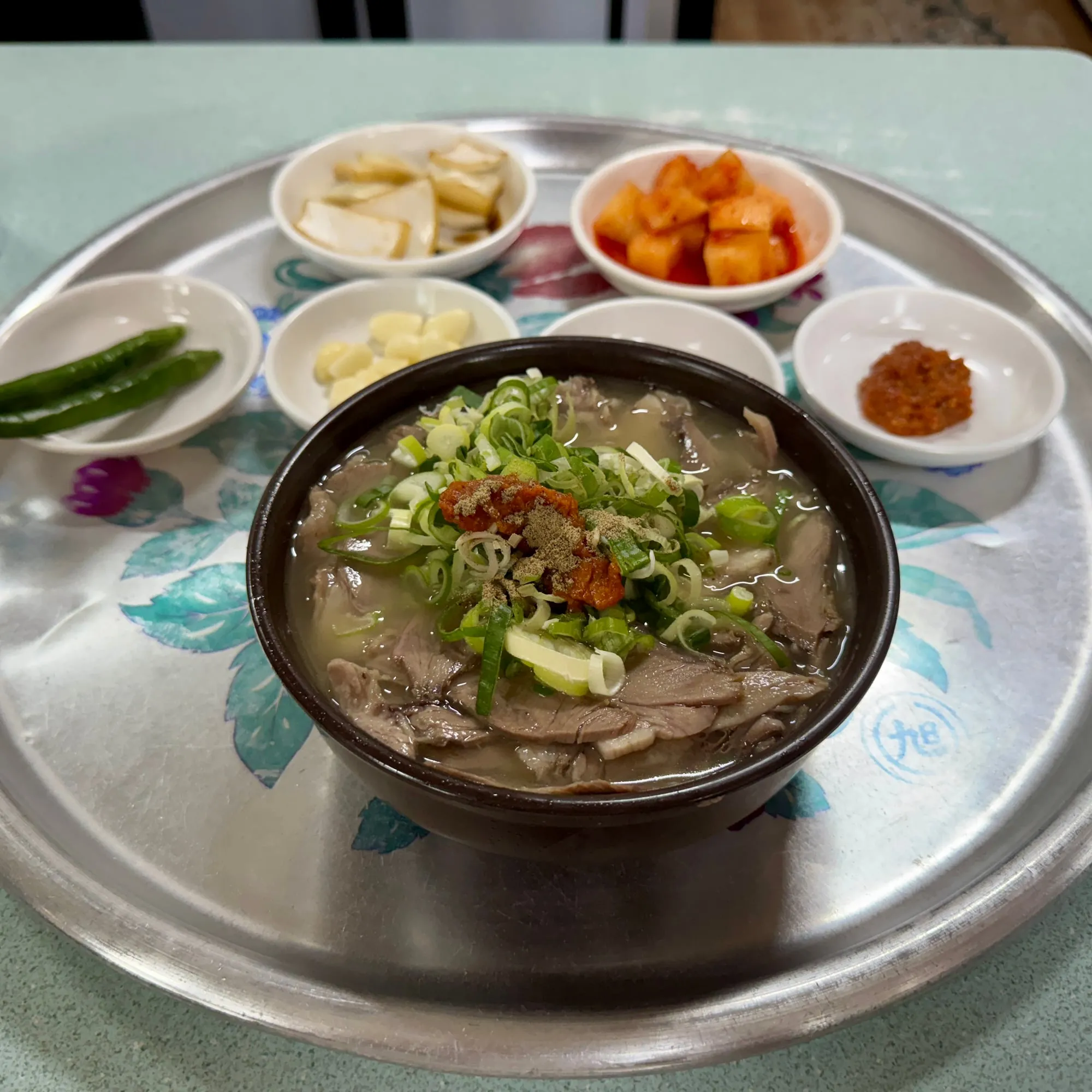 쌈장과 양파가 듬뿍 올라가 먹음직스러운 비주얼