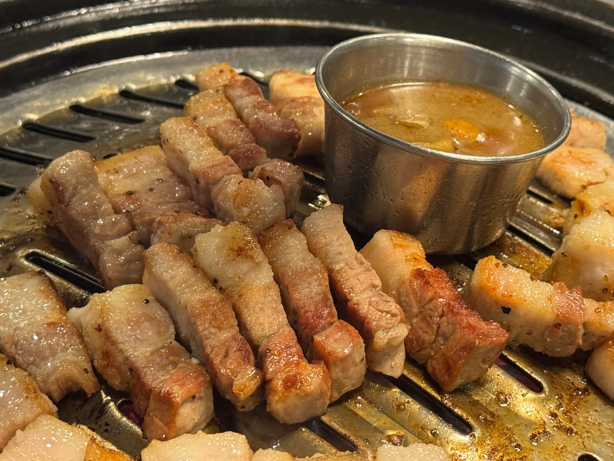 노릇하게 구워지는 삼겹살과 멜젓
