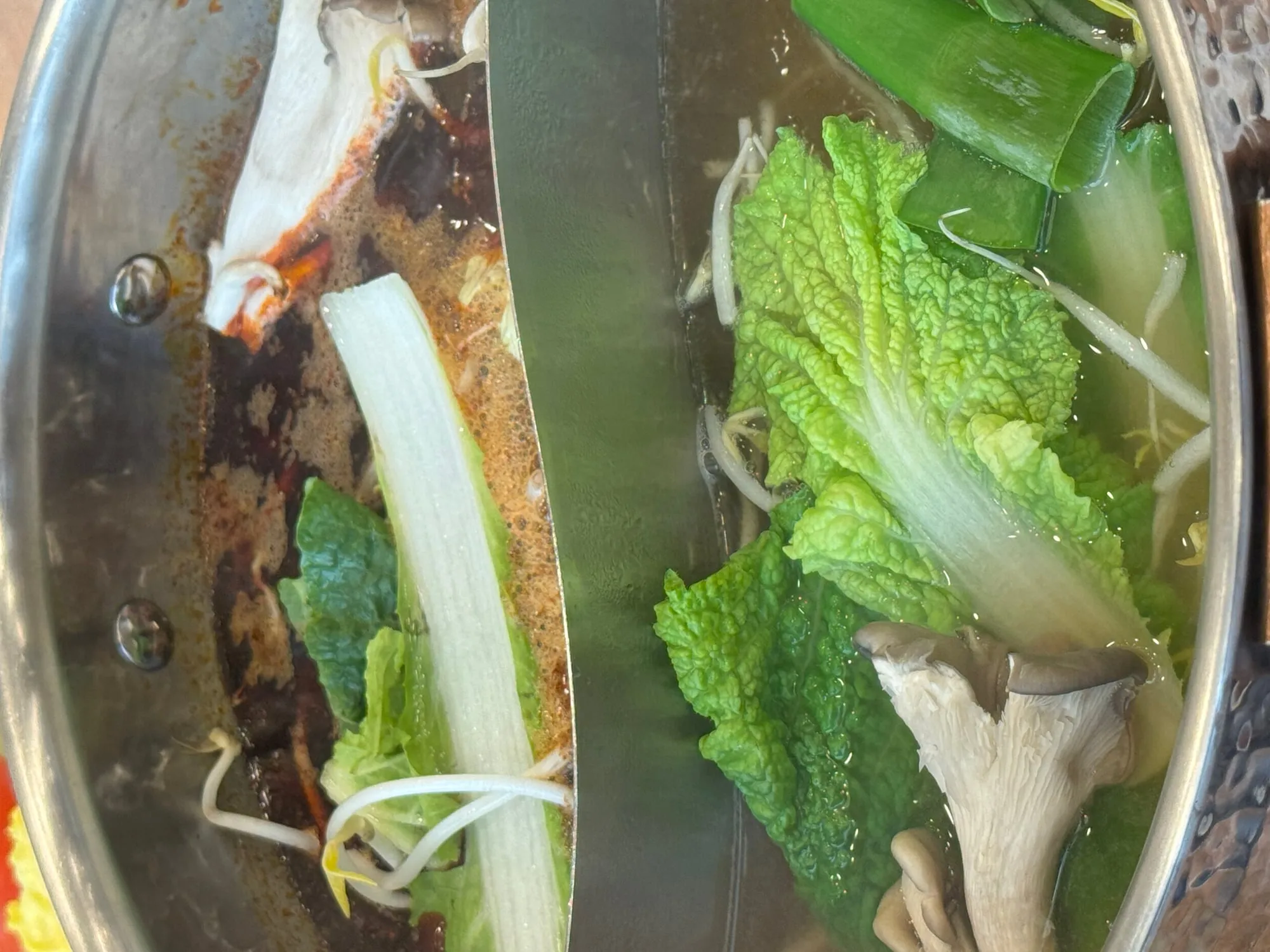 반반 육수에서 끓고 있는 샤브샤브