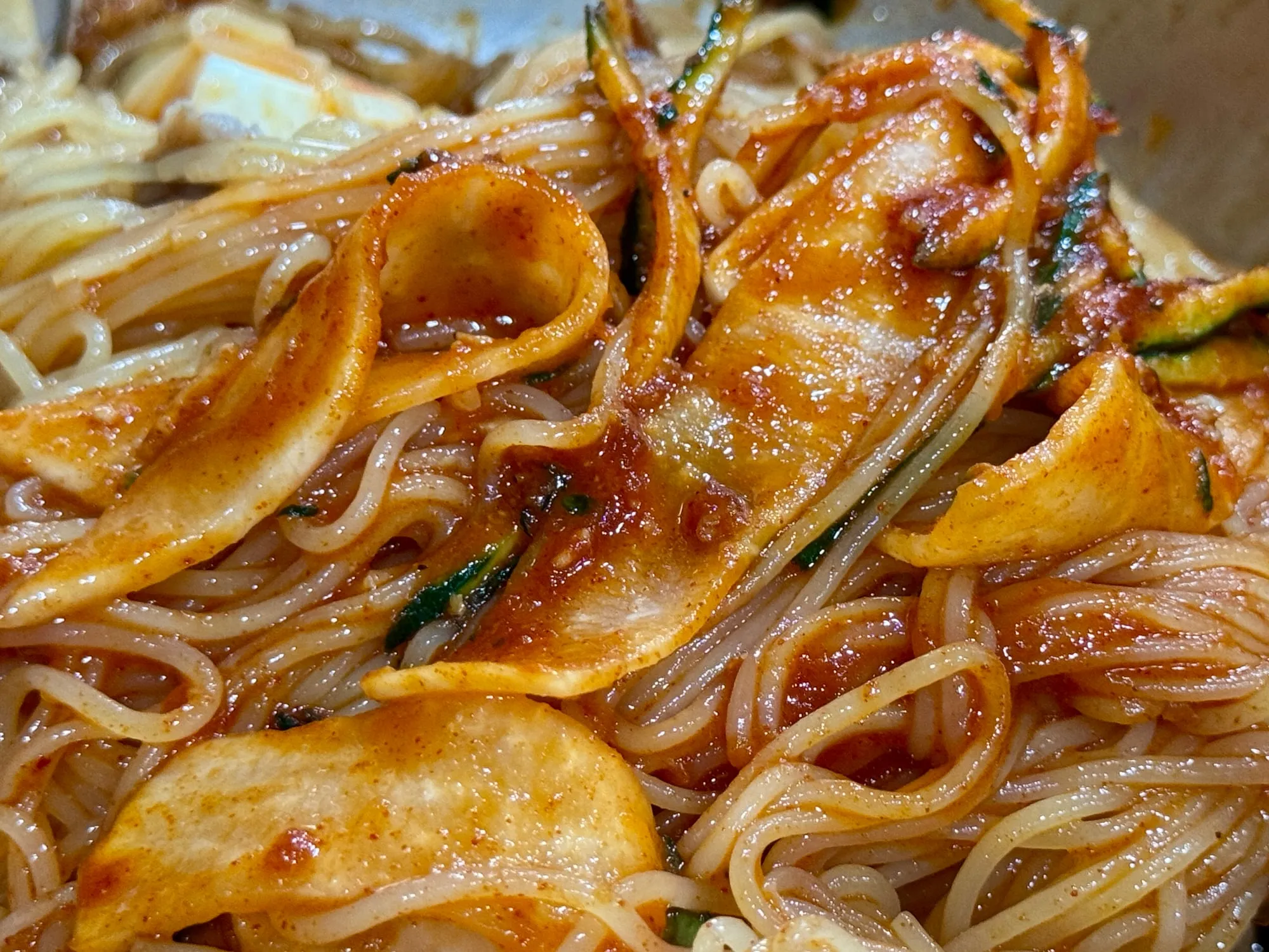 붉은 양념이 배어 있는 비빔밀면 근접 사진