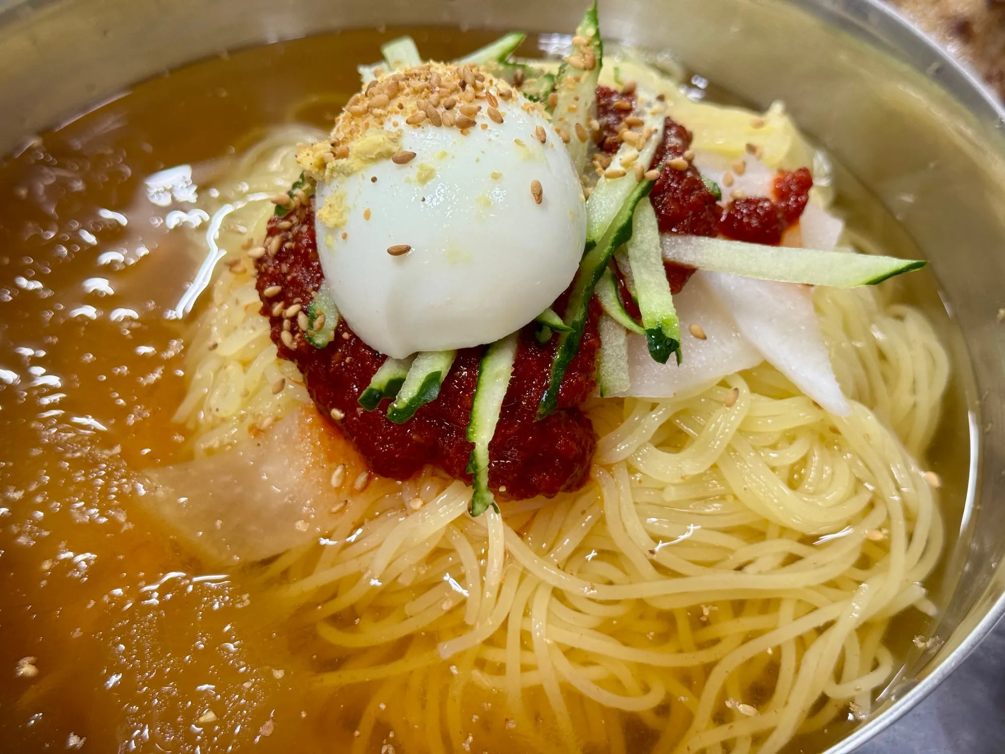 양념장과 고명이 정갈하게 올라간 밀면