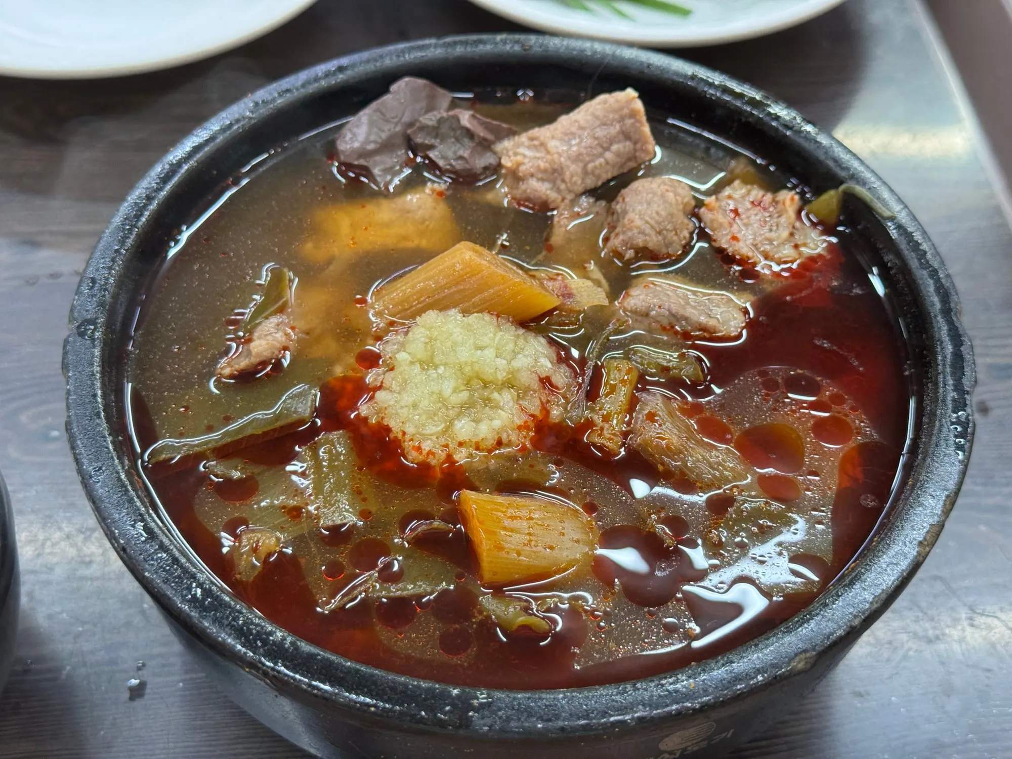 국밥과 완벽한 호흡을 자랑하는 김치와 부추