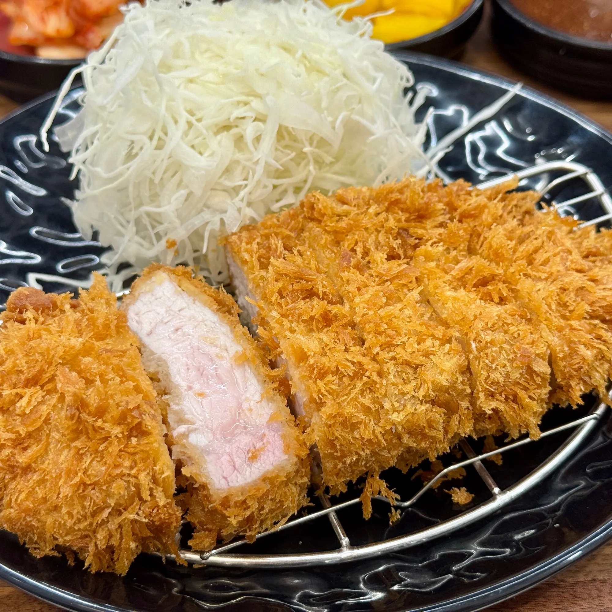 등심 돈카츠 단면 - 분홍빛 속살