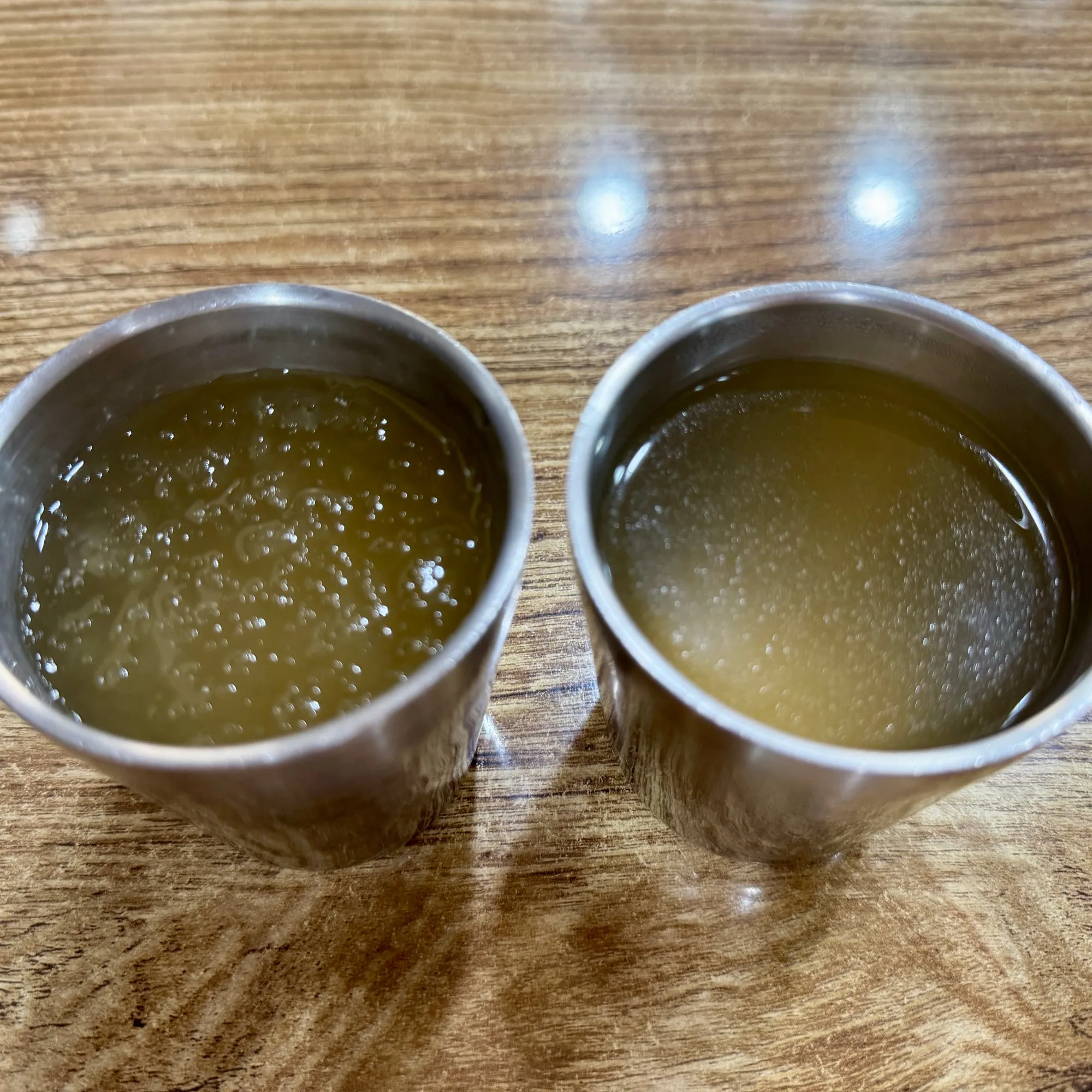 스테인리스 컵에 담긴 따뜻한 밀면 온육수