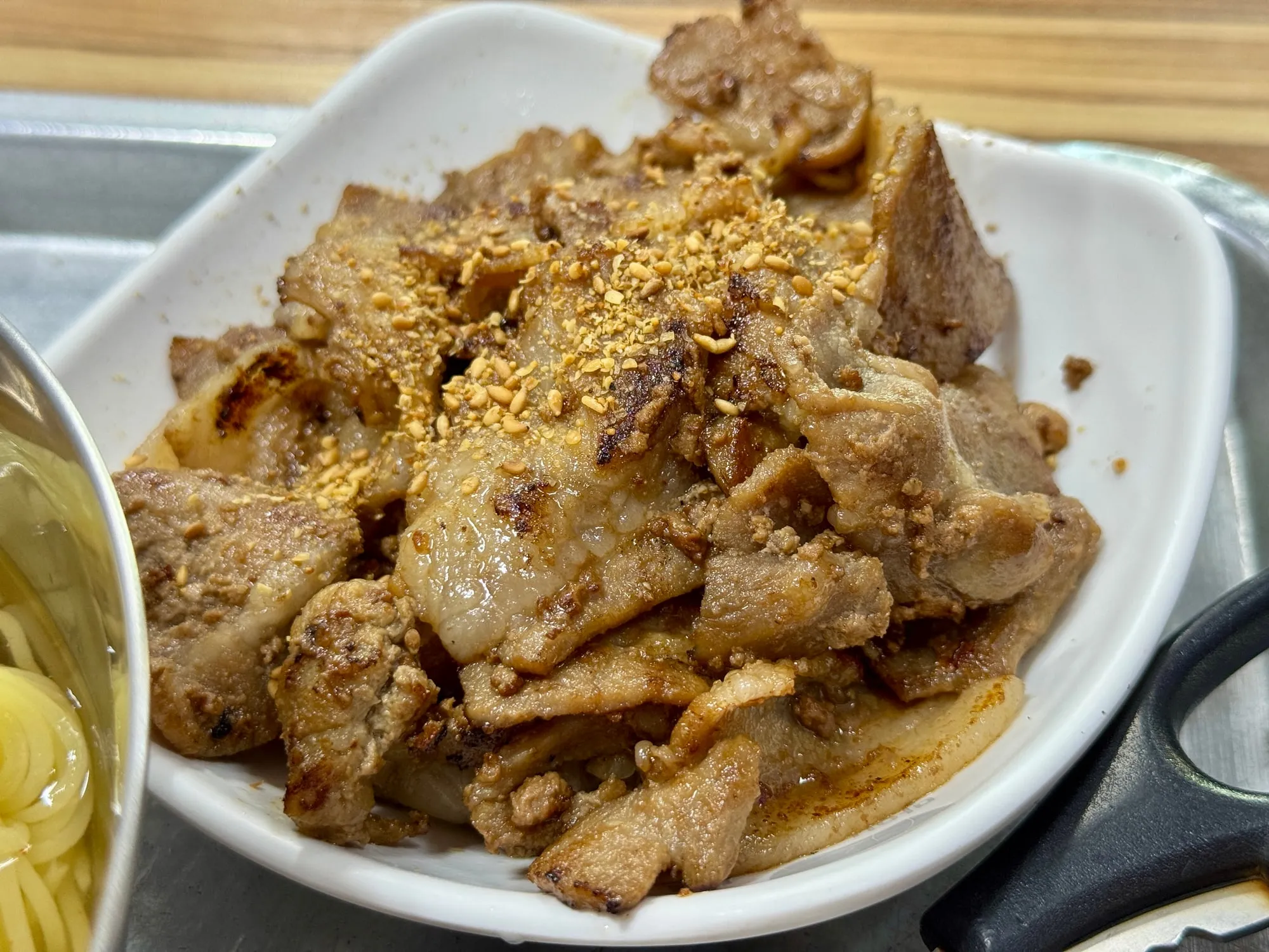 깨가 듬뿍 뿌려진 돼지 불고기