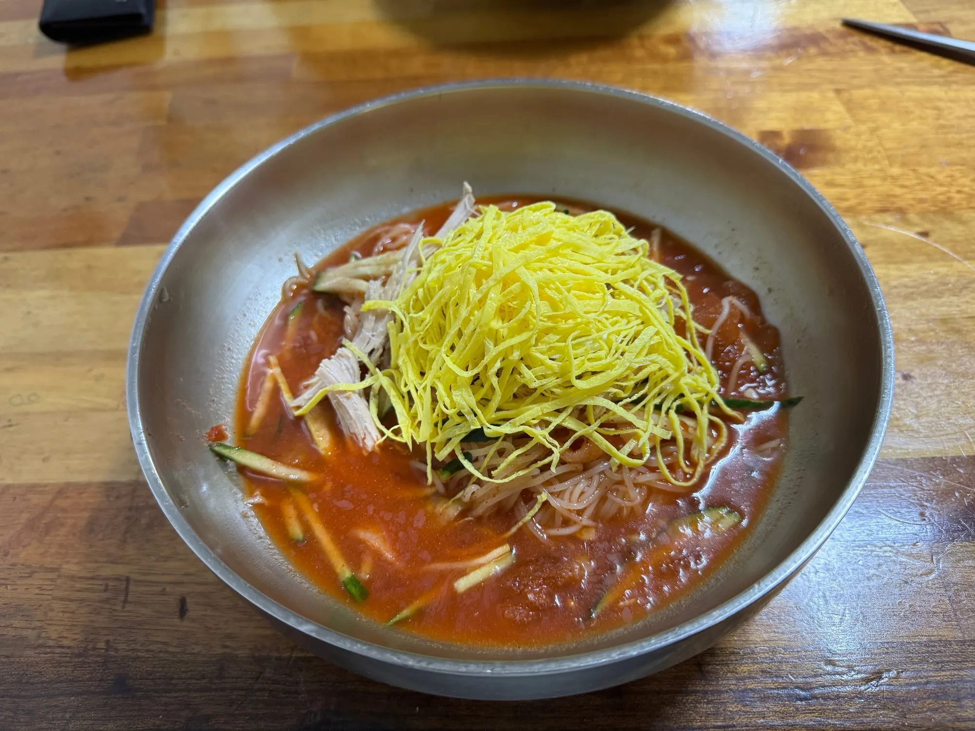 계란 지단이 수북하게 올라간 밀면