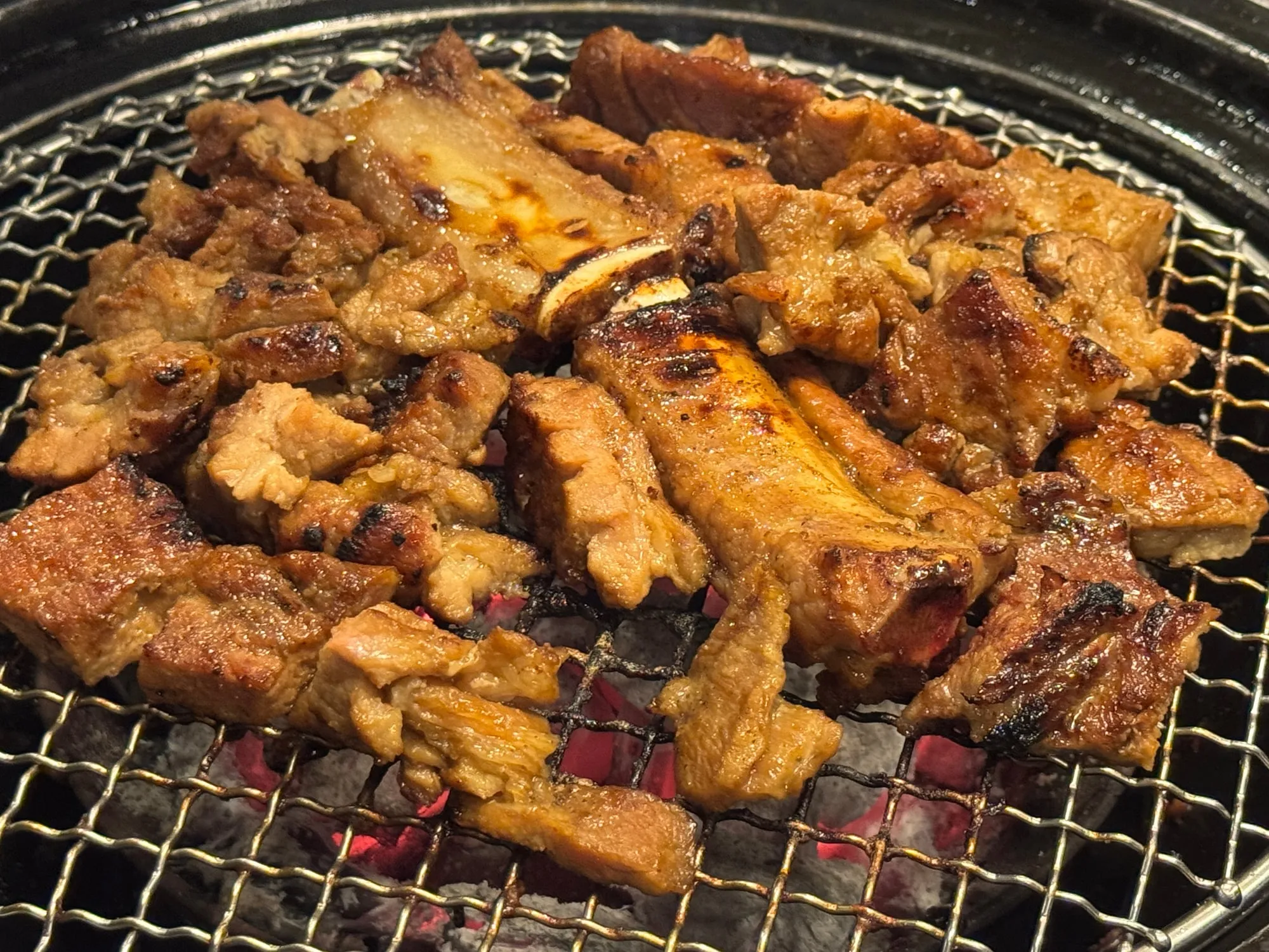 숯불 석쇠 위에서 굽는 양념 돼지갈비