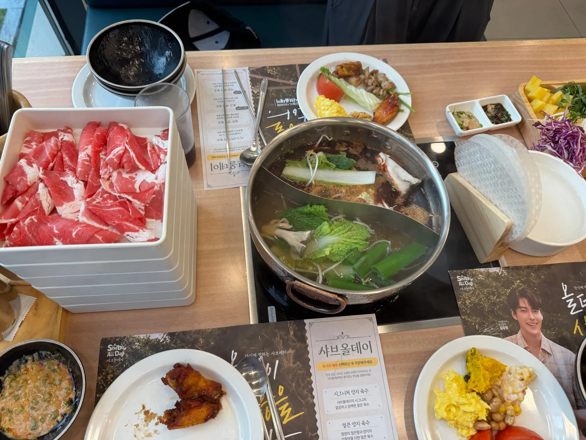 다양하고 신선한 샐러드바