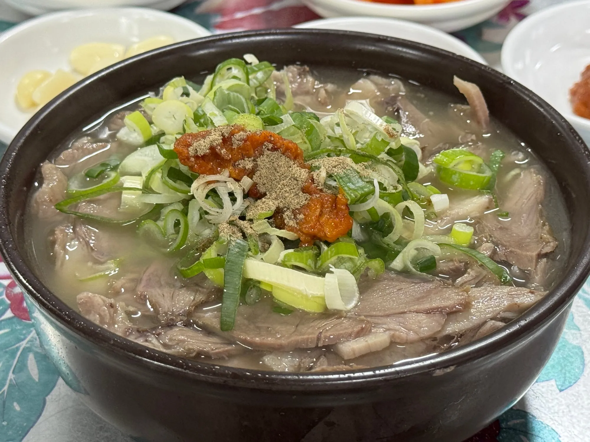 부드럽고 쫄깃한 머릿고기가 가득