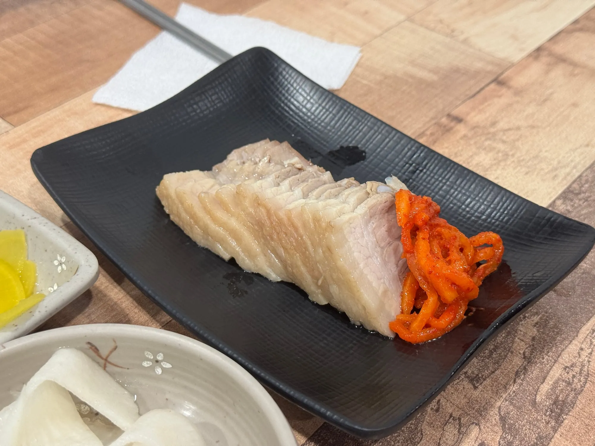 정갈하게 담긴 수육과 무말랭이 무침