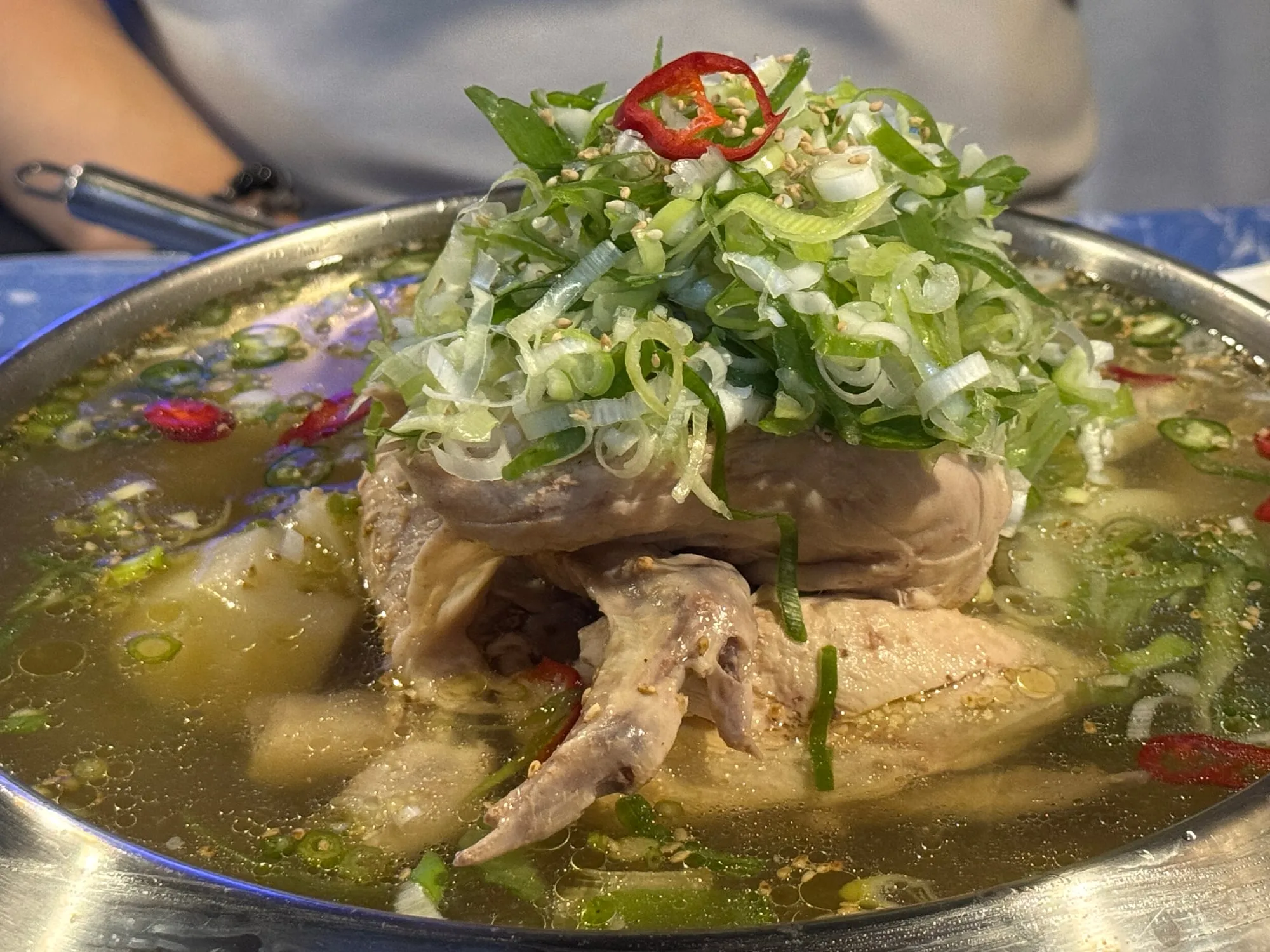 맑은 국물에 끓이는 닭지리탕 한 냄비