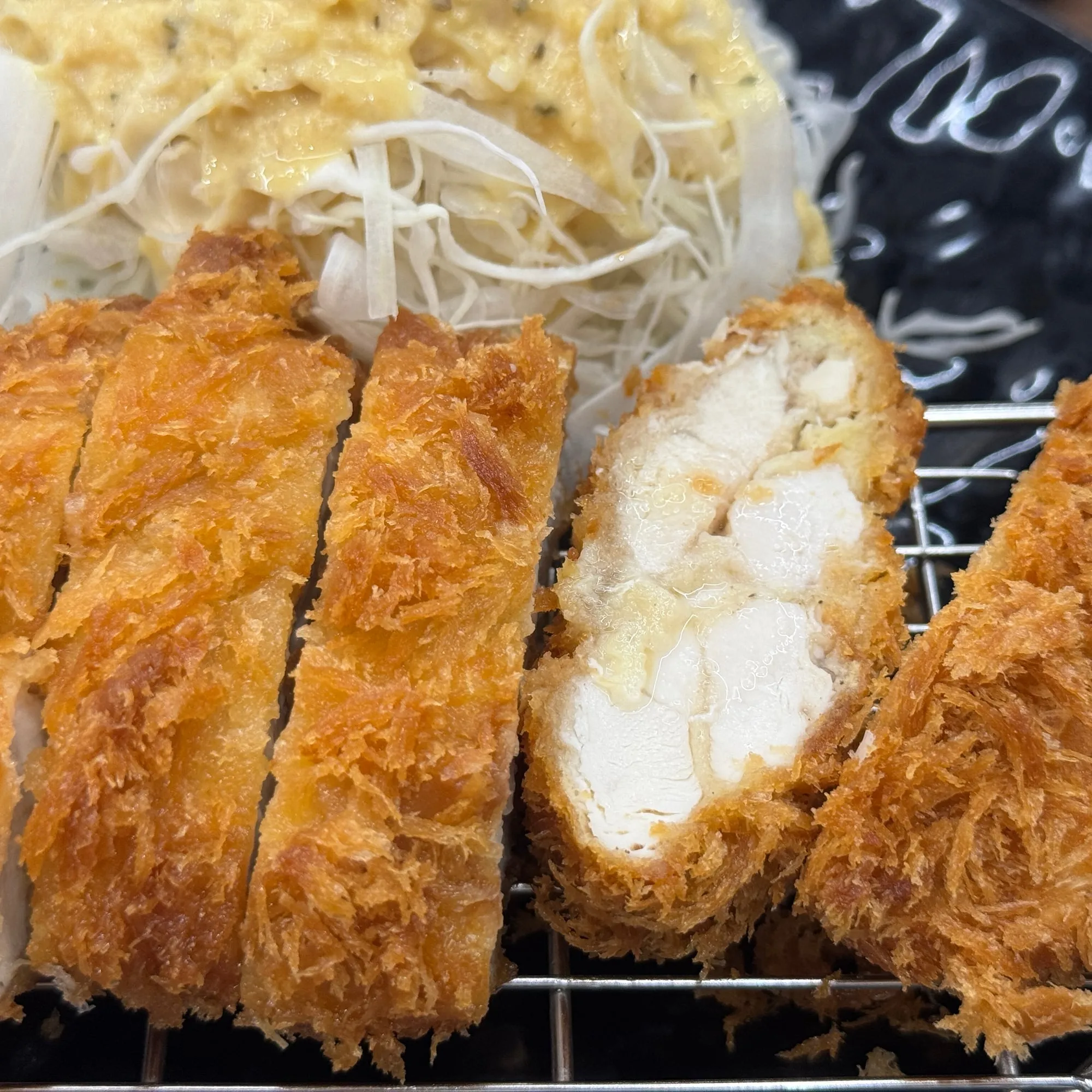 두툼한 카츠 단면과 양배추 샐러드