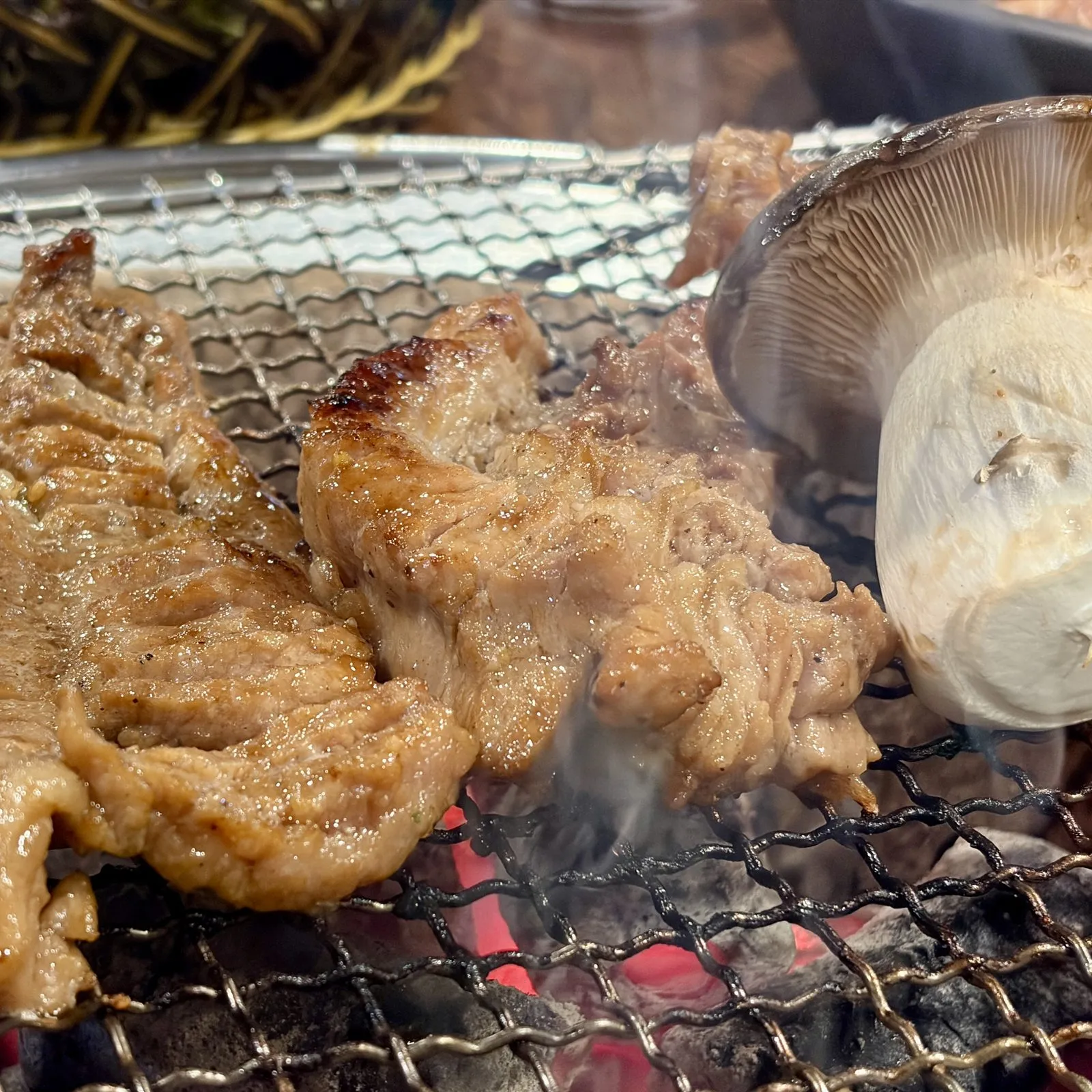 노릇하게 익어가는 돼지갈비와 통새송이버섯