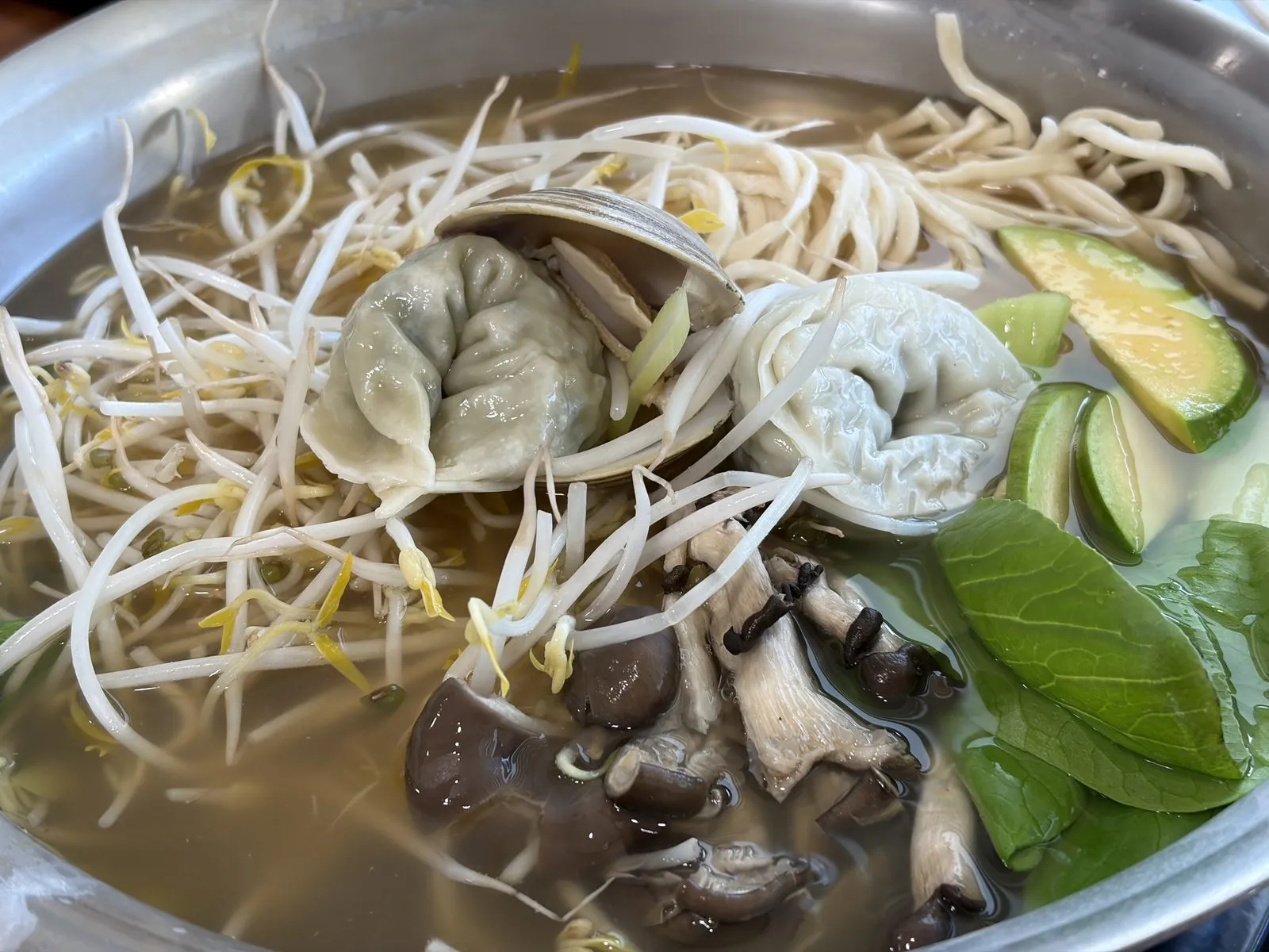 끓인 후 완성된 백합칼국수