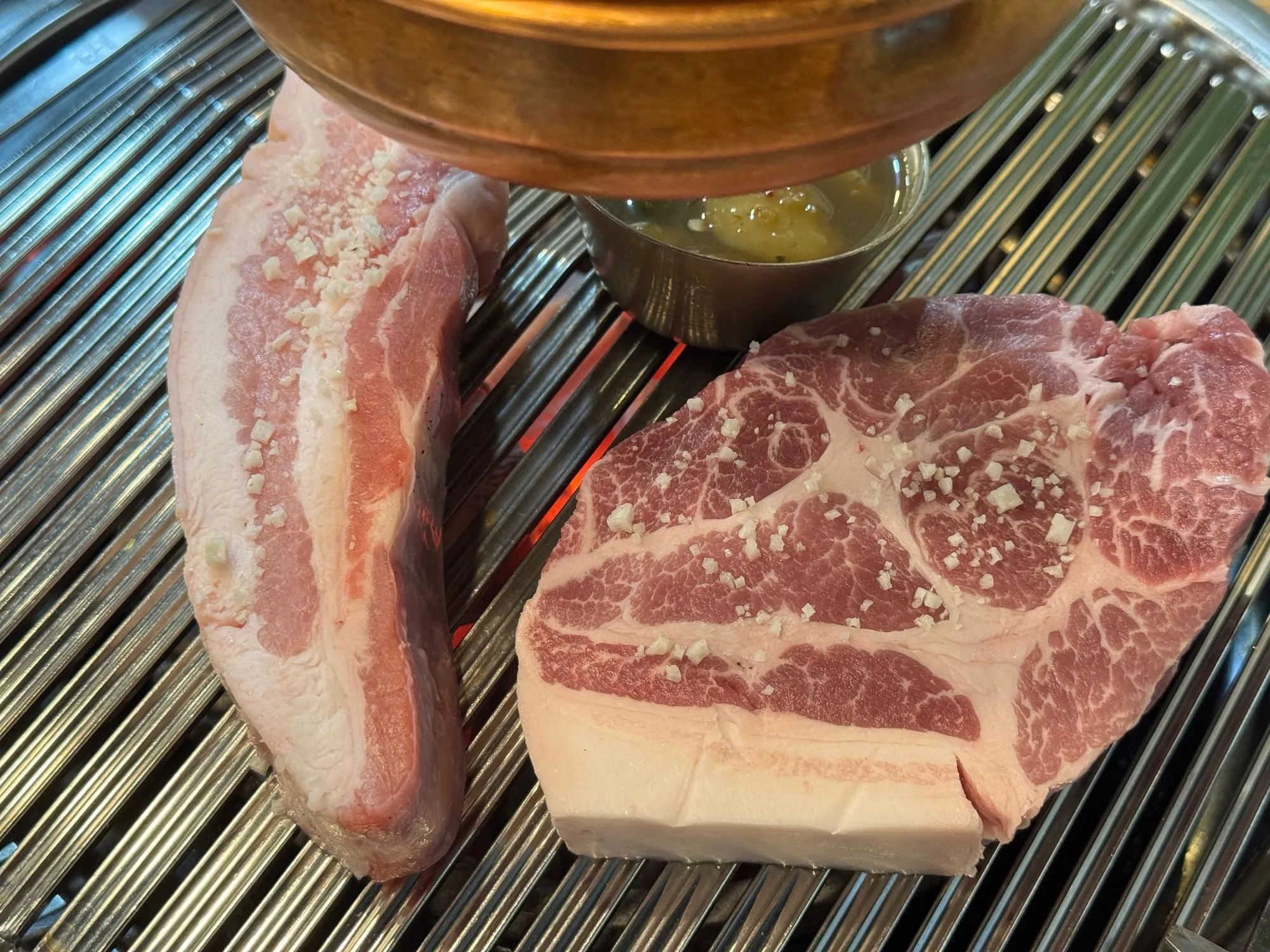 삼겹살 굽는 중